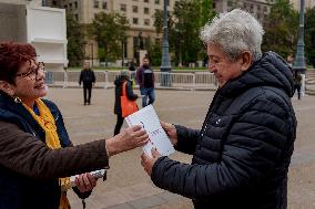 Chileans receive draft text of new constitution